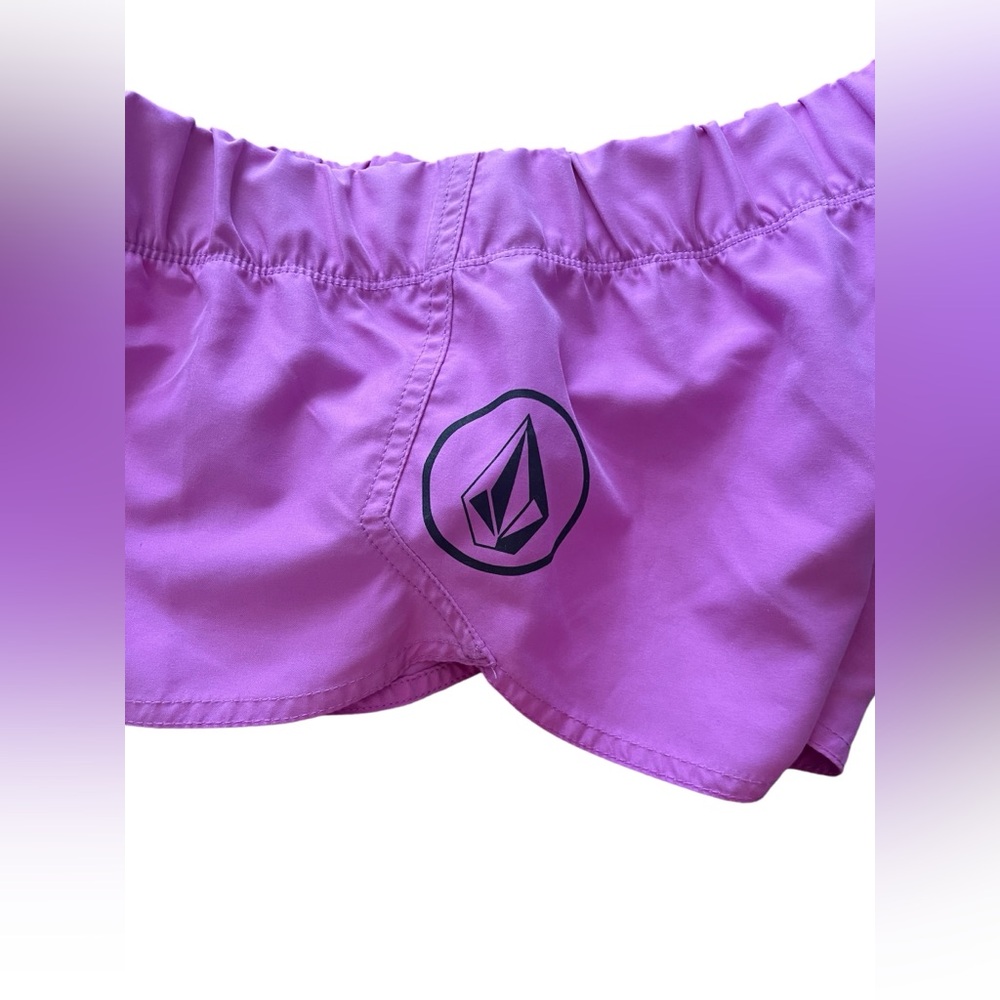 Volcom purple/pink shorts in size small - Picture 3 of 5